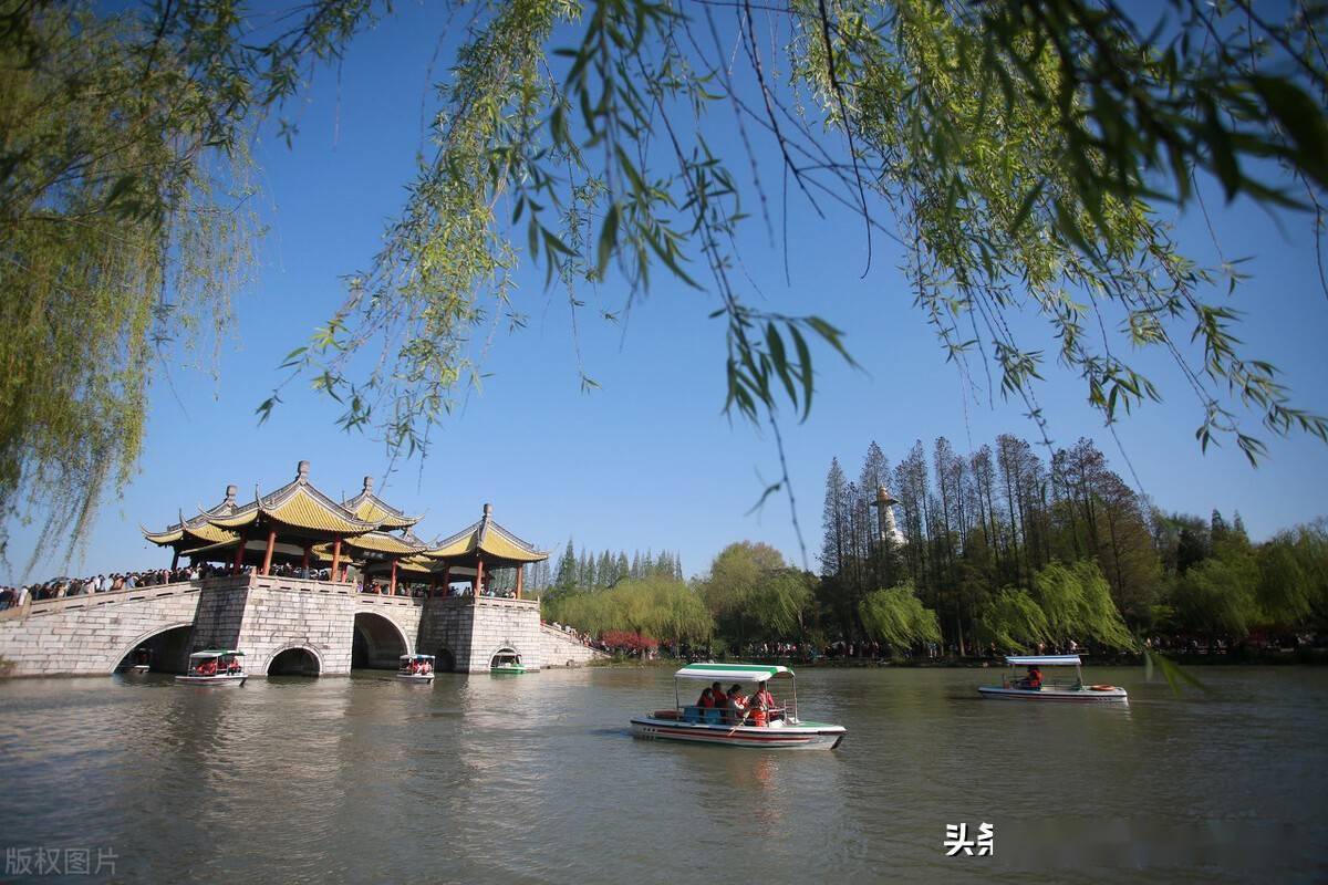 苏超游客占领扬州瘦西湖，一场文化与自然的奇妙邂逅