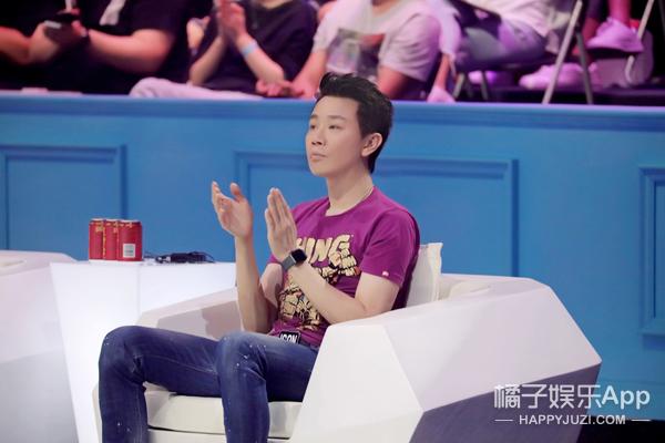 张韶涵舞台上的惊人瞬间，遇突发状况一秒换话筒的非凡表现
