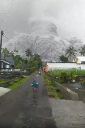 印尼火山喷发，万米灰柱震撼天际