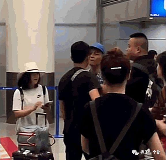 曝陈冠希飞机上与机组人员发生争执，公众人物行为引热议