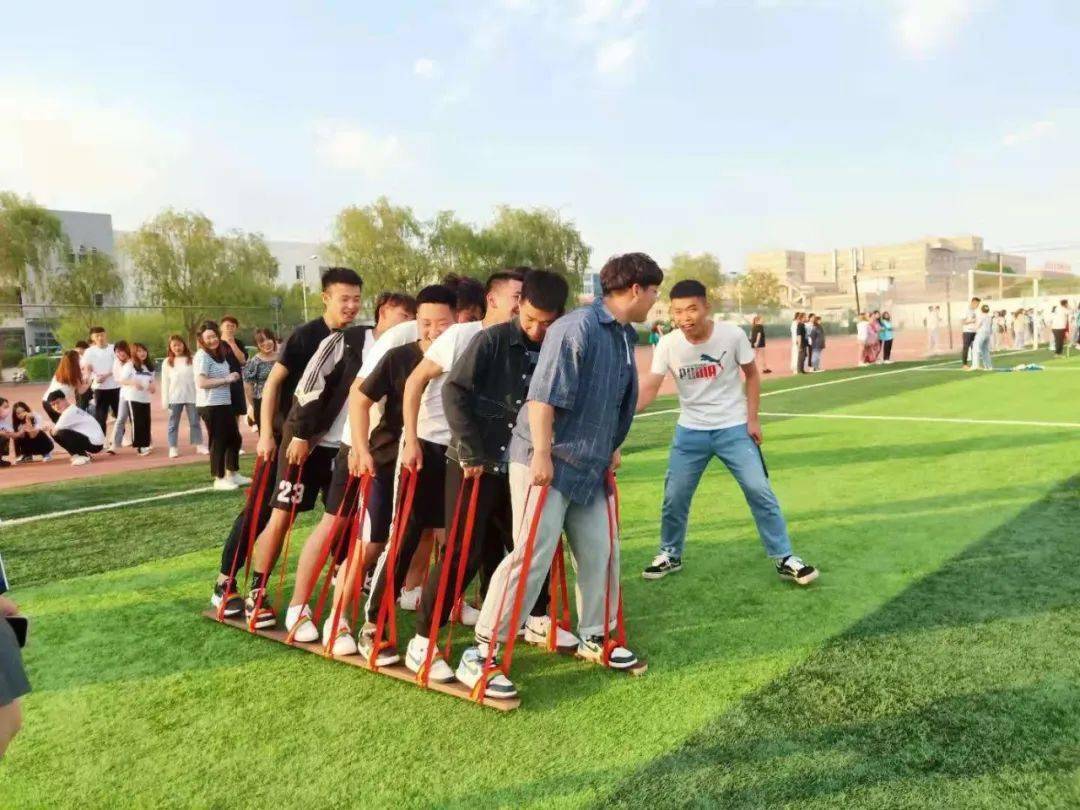 爱心行动，3名学生英勇破窗救被困小女孩