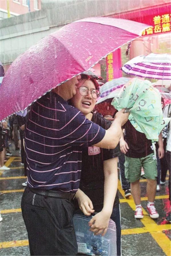 暴雨中的坚持，湖南一学生游泳赶考的中考故事