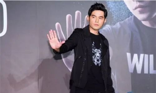 音乐才子周杰伦近况引关注，强直性脊柱炎下的坚韧身影