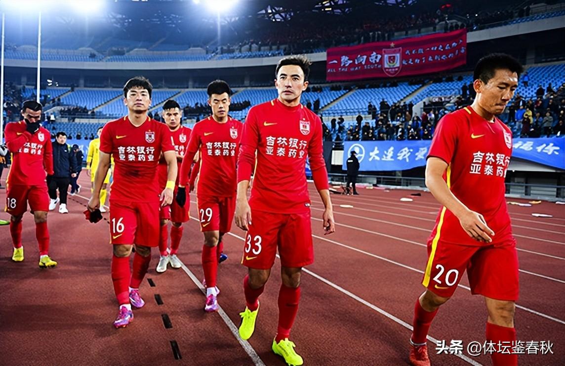 大连天空惊现奇观，窟窿云引众人惊叹