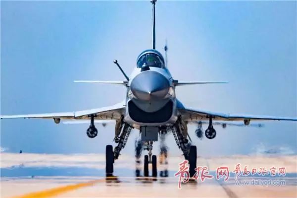歼-15战机西太平洋雨中壮举，带弹驱离外机，彰显国防力量