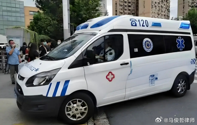 2.8万救护车转运费，亲属回应质疑，传递温情与理解