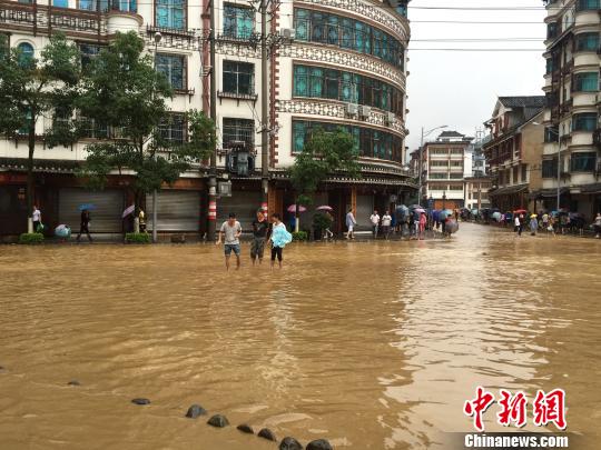 暴雨肆虐下的贵州黔东南，挑战与希望并存