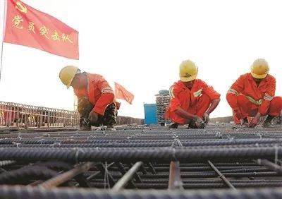 工人徒手掰断钢筋？河北通报引发社会关注