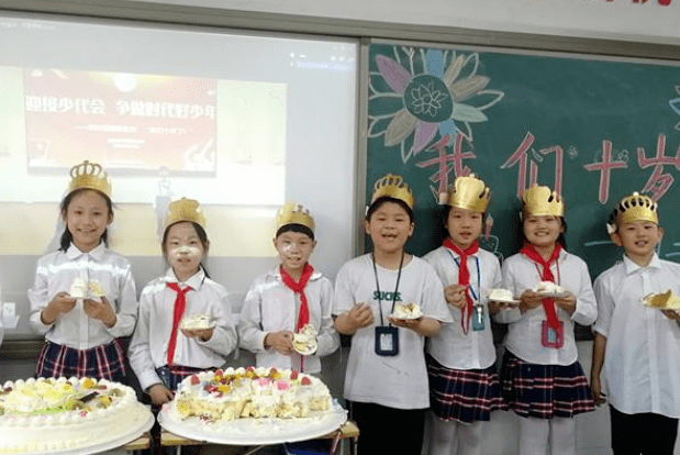 21颗童心共聚温暖，小学生凑钱聚餐，老板暖心补贴
