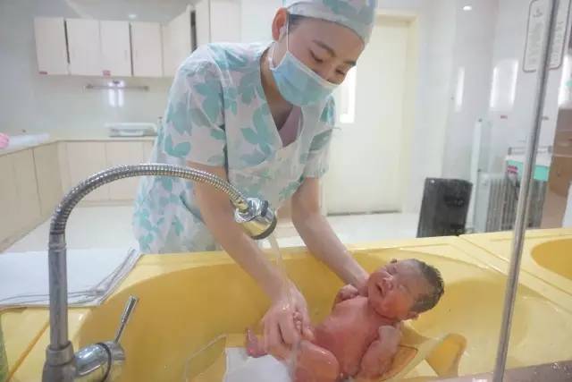 10月龄婴儿展馆内喝奶瓶遭驱赶，公共空间与人文关怀的失衡