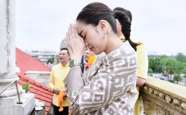 泰国女总理佩通坦被停职，政治风暴中的权力更迭