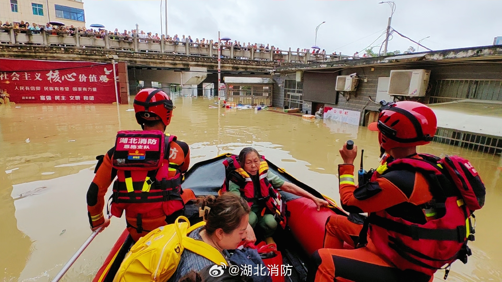 湖北咸丰特大暴雨，消防紧急救援的壮丽篇章
