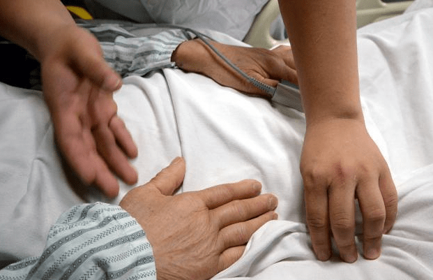 男子手部受伤就医，却遭非必要检查质疑，医院回应引发热议