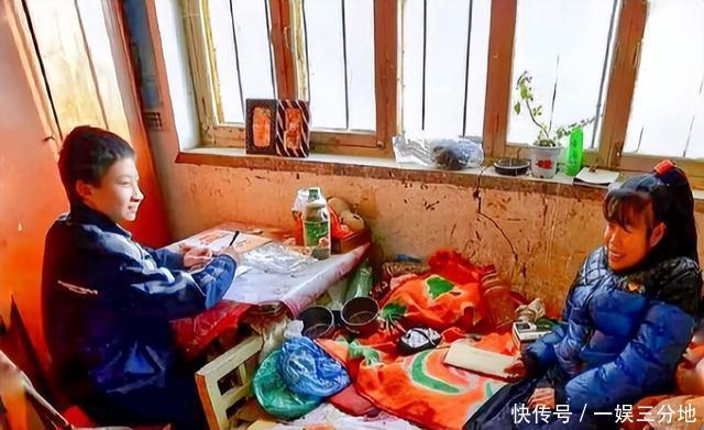 贫困生受资助后家中装修引热议，学校回应，关注点应在于学生成长与教育