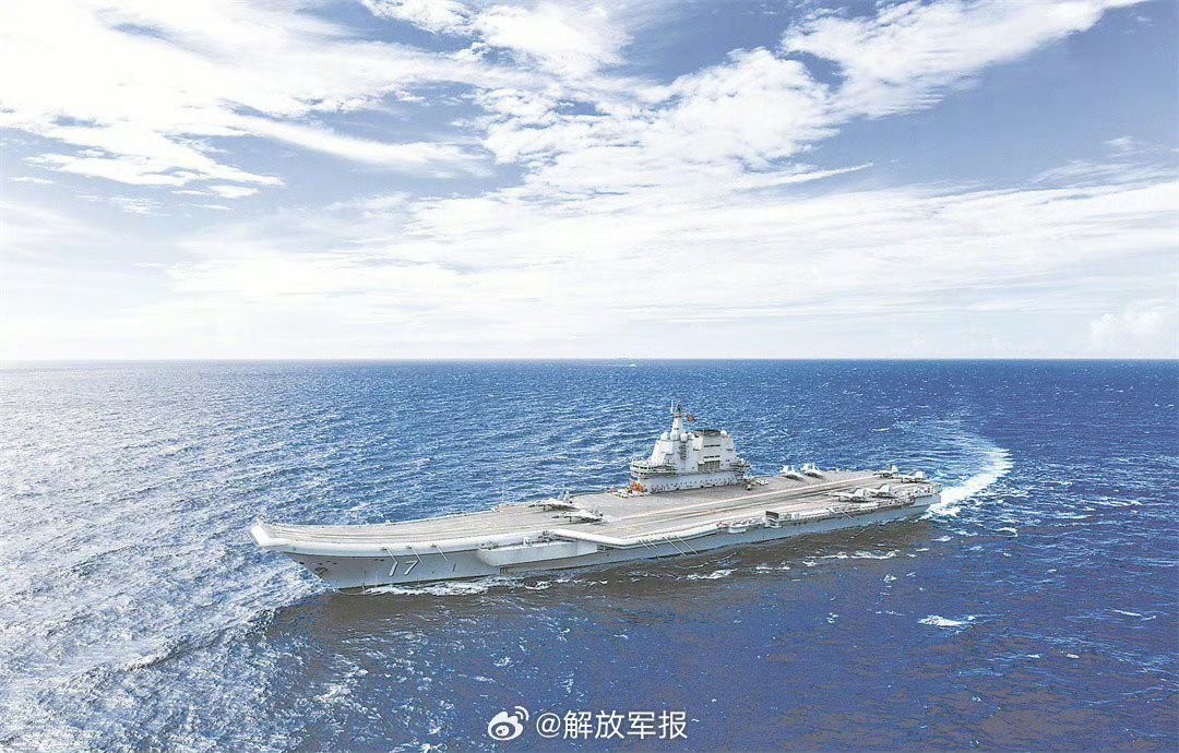 山东舰航母抵达香港，展现国家力量与和平愿景的壮丽航程