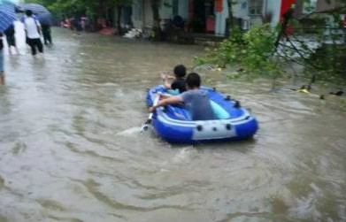 成都大暴雨，市民划船出行，城市积水考验应急能力
