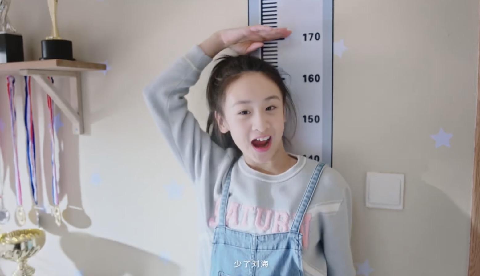 叶一茜社交平台晒照，女儿网球场上的活力瞬间
