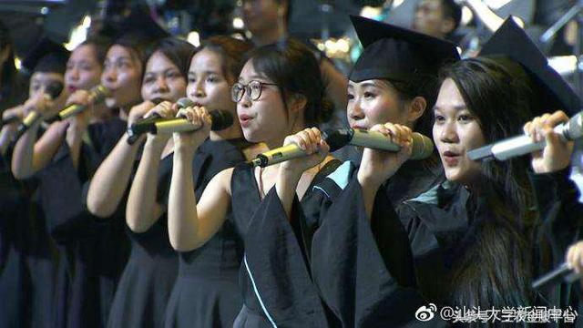北大毕业礼上粤语歌声飘扬—学生深情演唱晚风心里吹