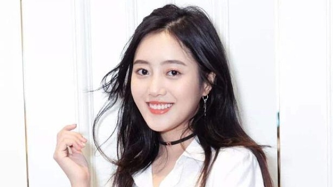 王梓薇，演员的华丽转身，喜购别墅新篇章