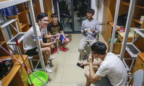 高校宿舍无空调设施，学生热晕送医事件引发关注