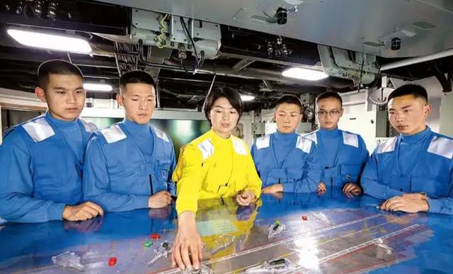 郭晶晶夫妇探访山东舰，亲身体验枪械操作