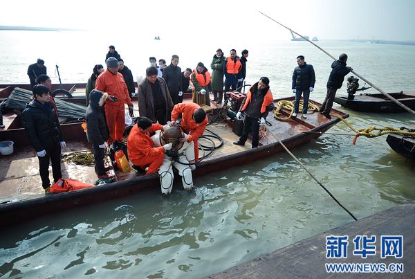 湖南资兴船只侧翻事故，两人生死离别
