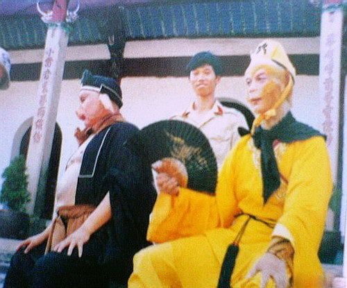 警方回应金世佳身份证照片佩戴眼镜事件