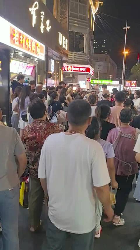 中百万大奖女子与摊主协商达成一致